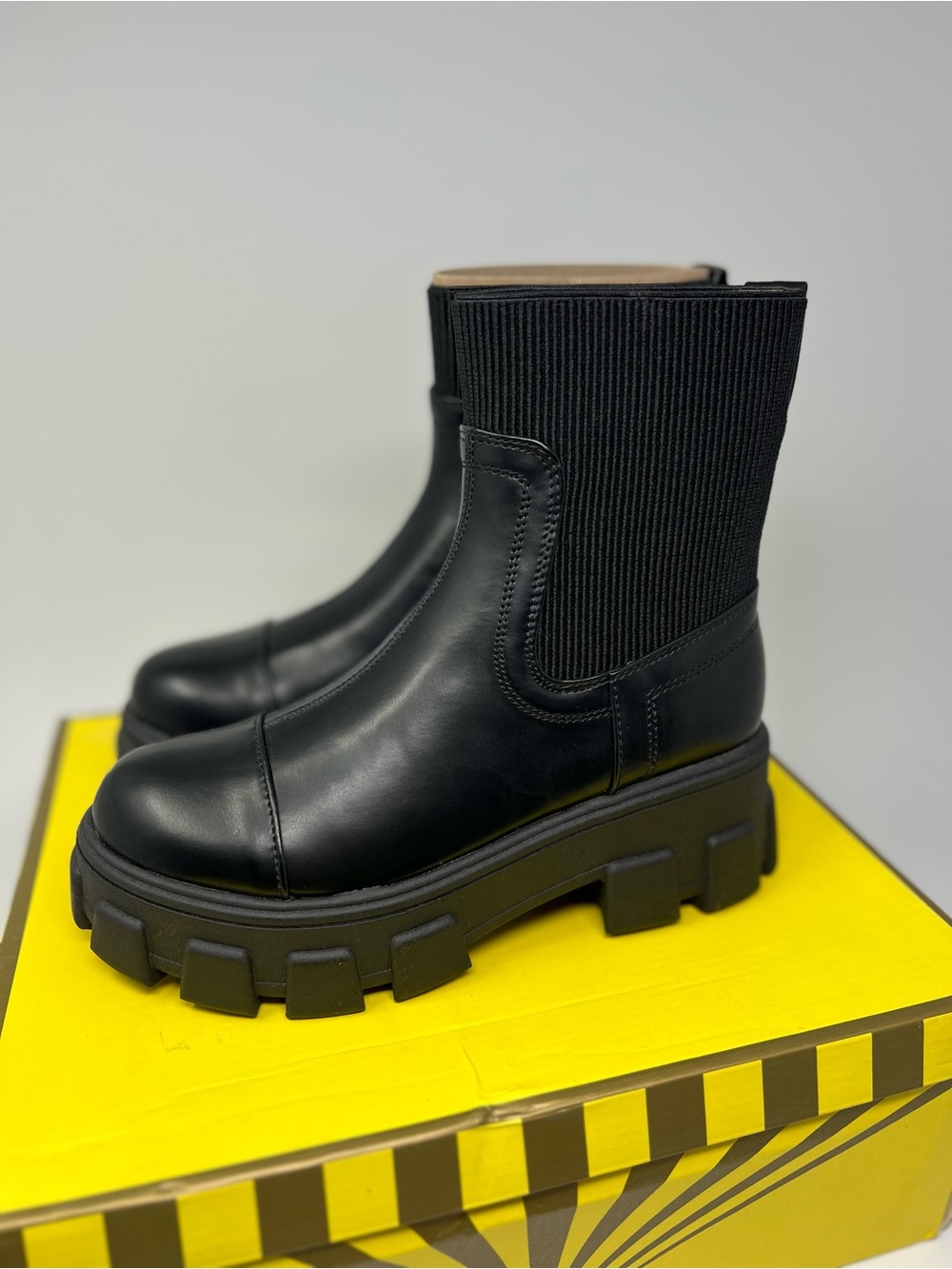 Circus by Sam Edelman Davina Boots
Size 6